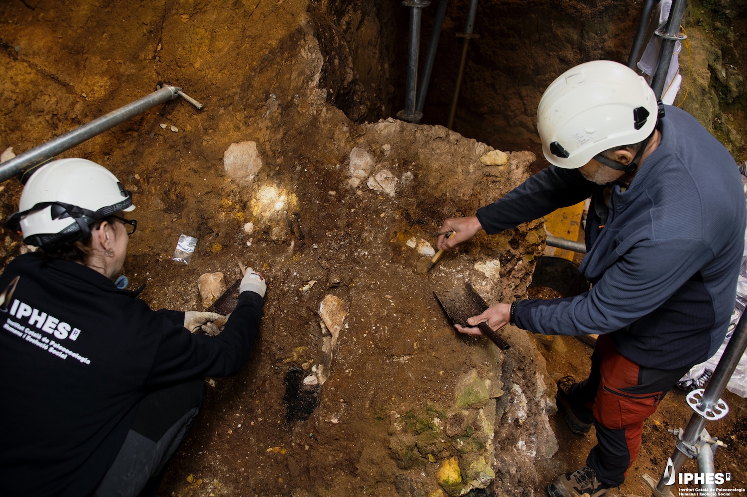 Archaeological excavation work at level TE7 of the Sima del Elefante (Sierra de Atapuerca, Burgos). Credit: Maria D. Guillén / IPHES-CERCA