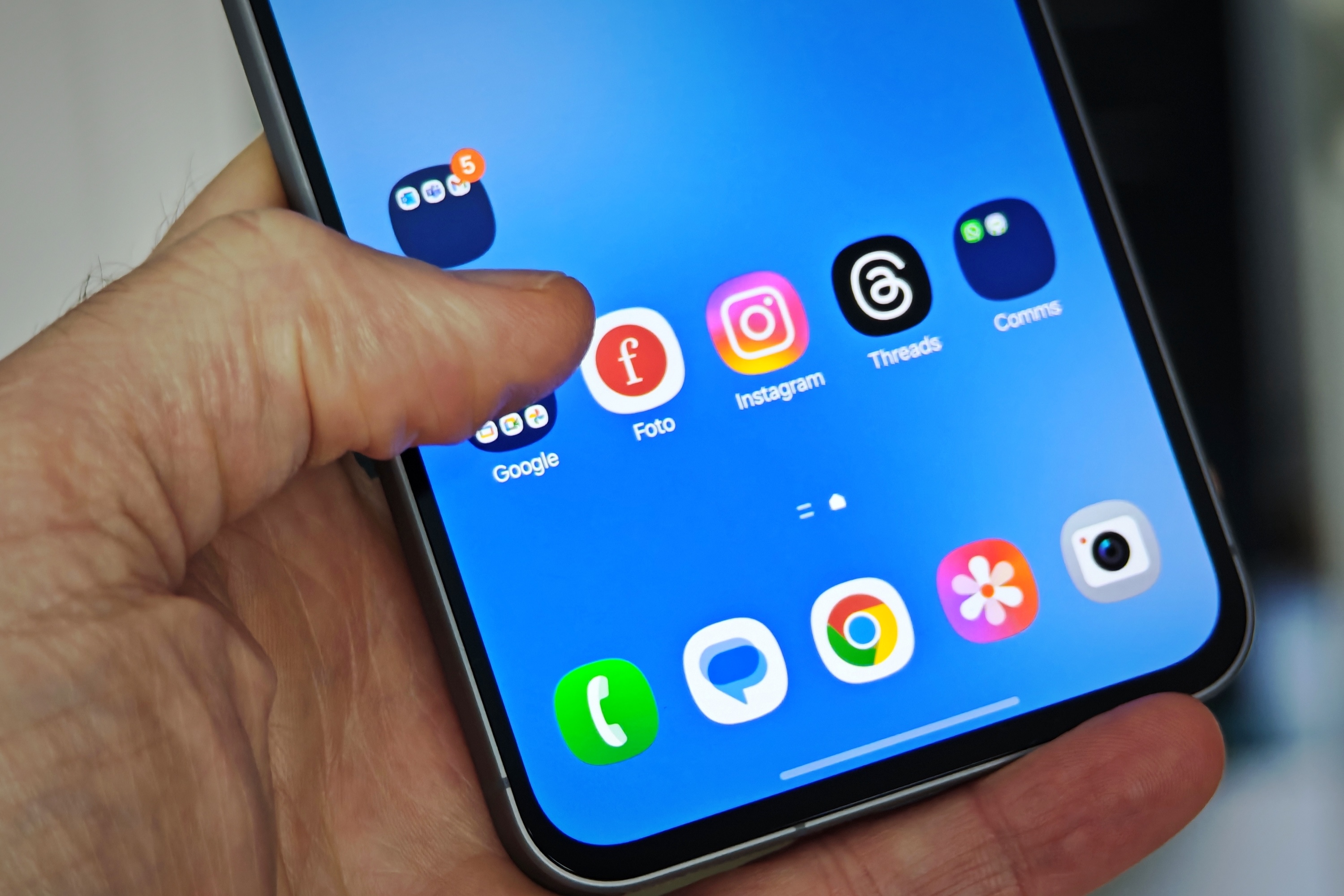 A person opening the Foto app on a phone.