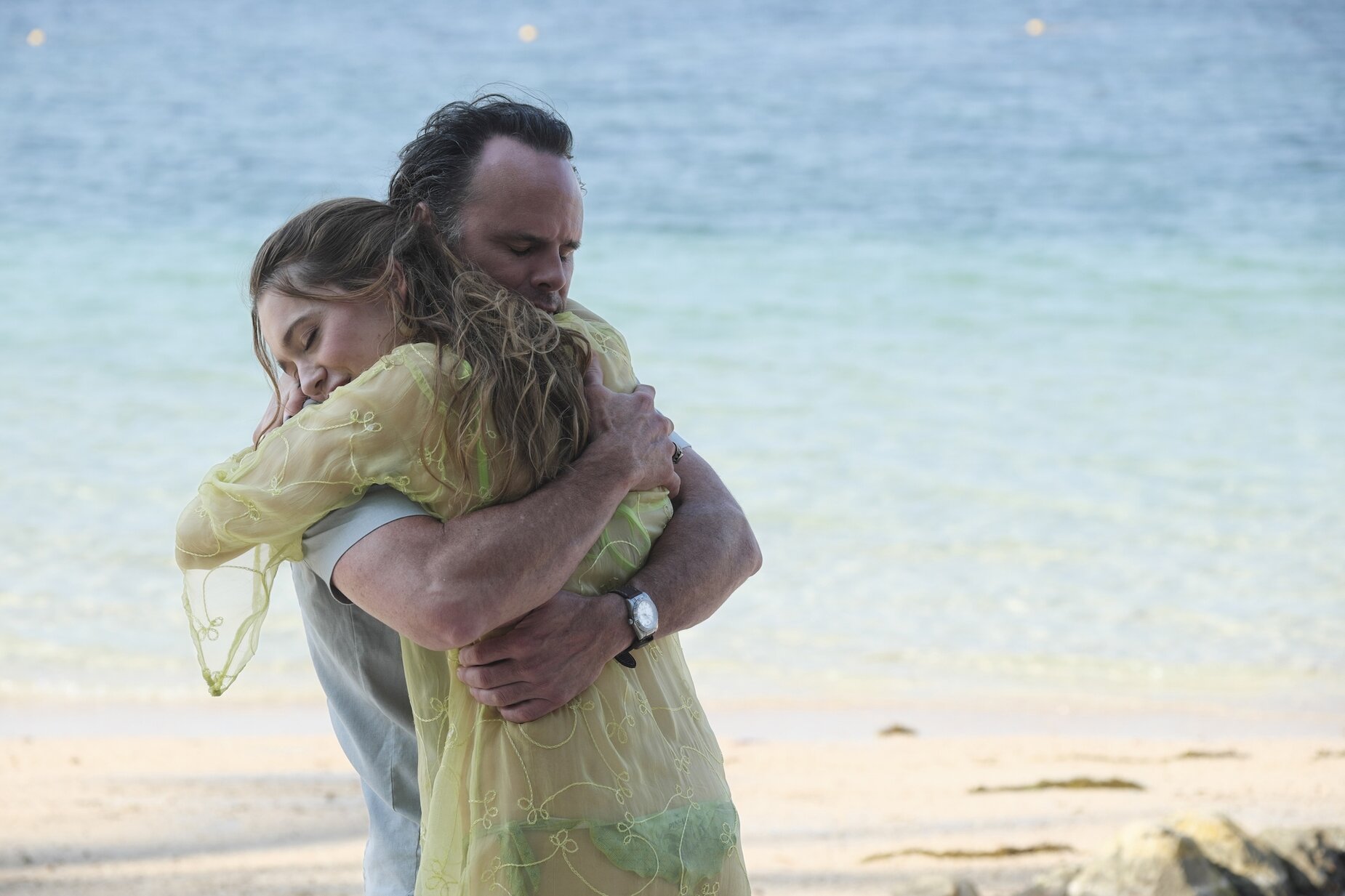 TV shows Walton Goggins and Aimee Lou Wood in The White Lotus