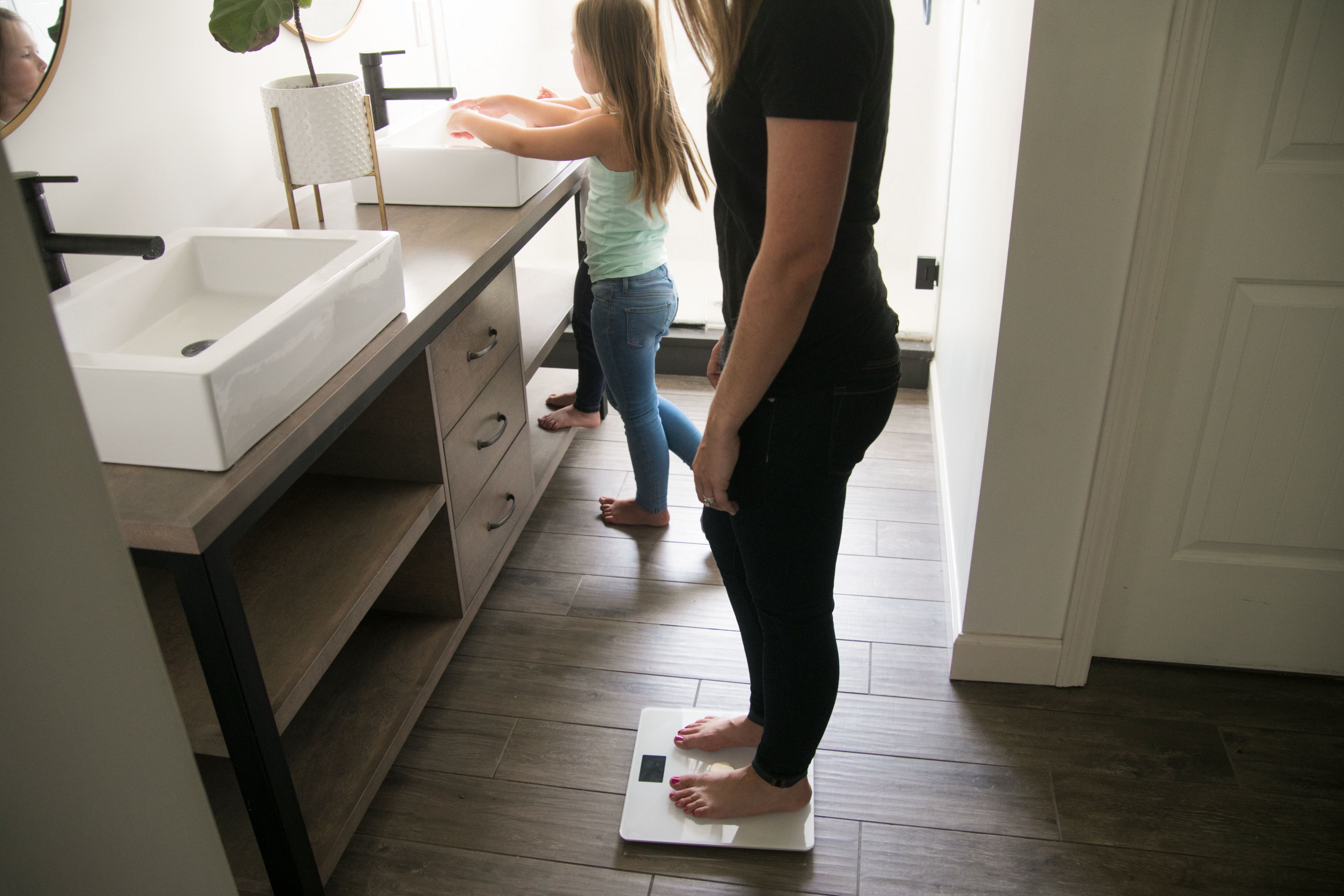 Shoulder, Standing, Leg, Human leg, Footwear, Room, Arm, Joint, Waist, Floor, 