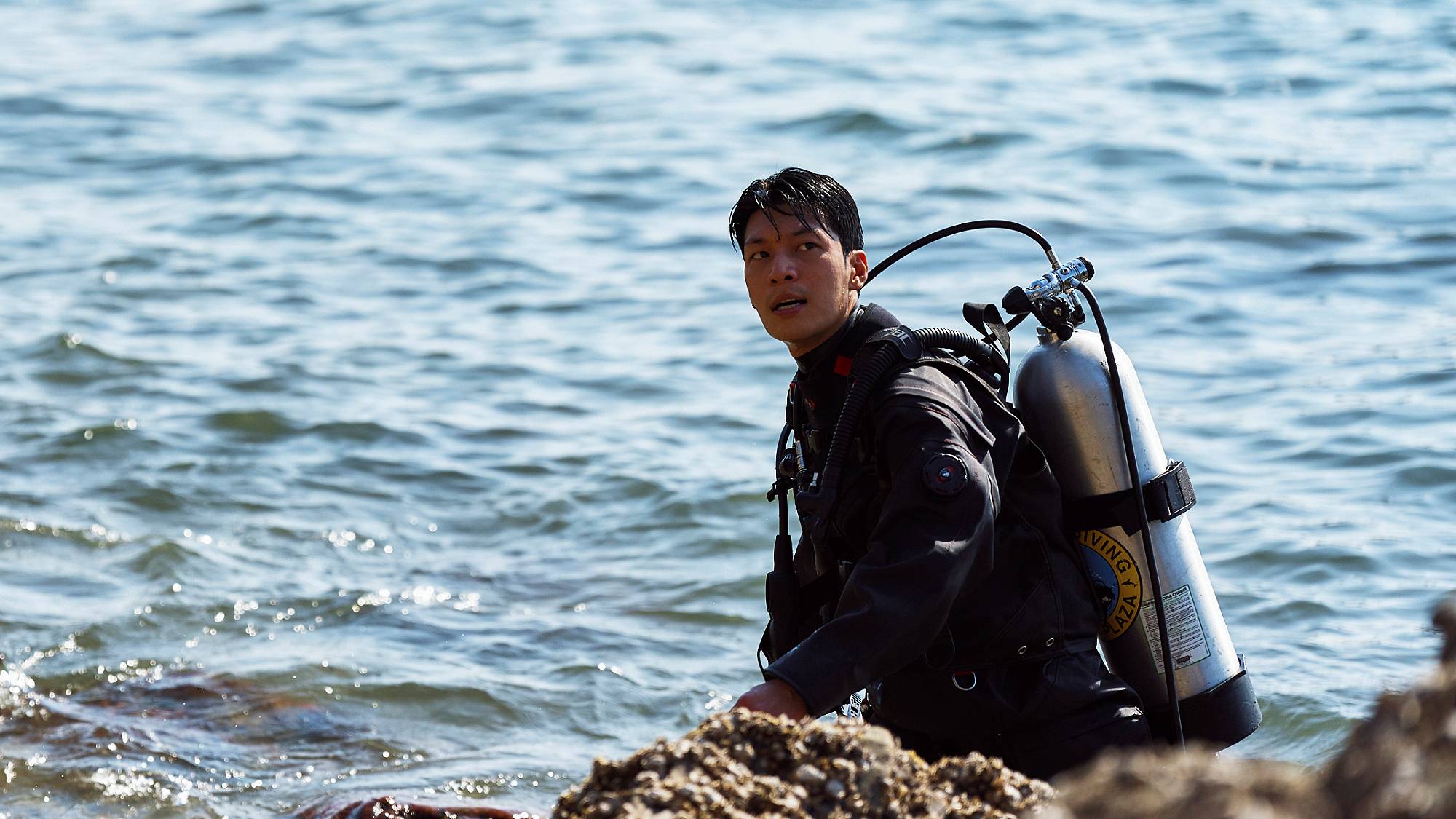 Wi Ha-jun as Hwang Jun-ho in 