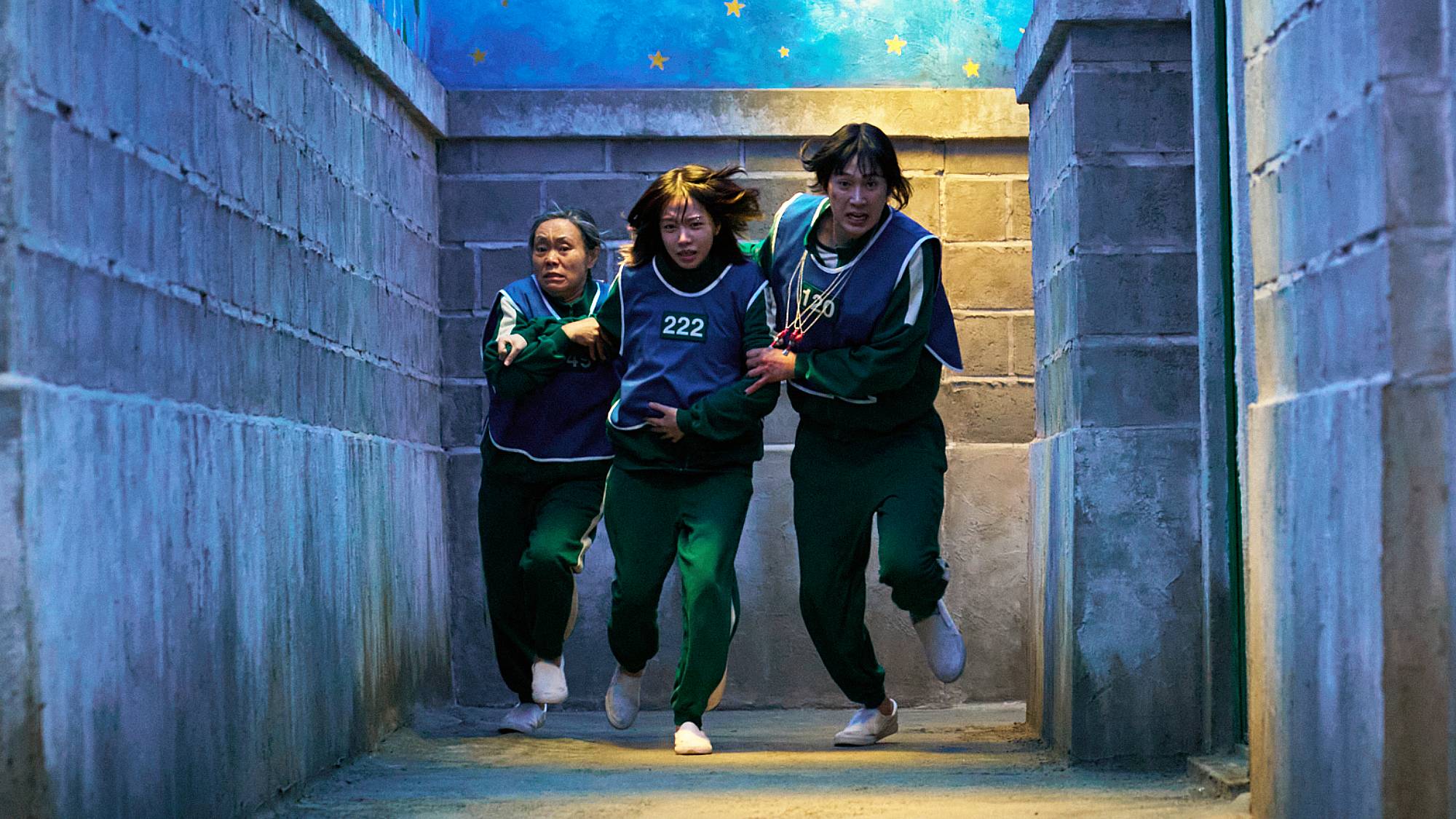 Kang Ae-sim as Geum-ja, Jo Yu-ri as Jun-hee, Park Sung-hoon as Hyun-ju in Squid Game S3