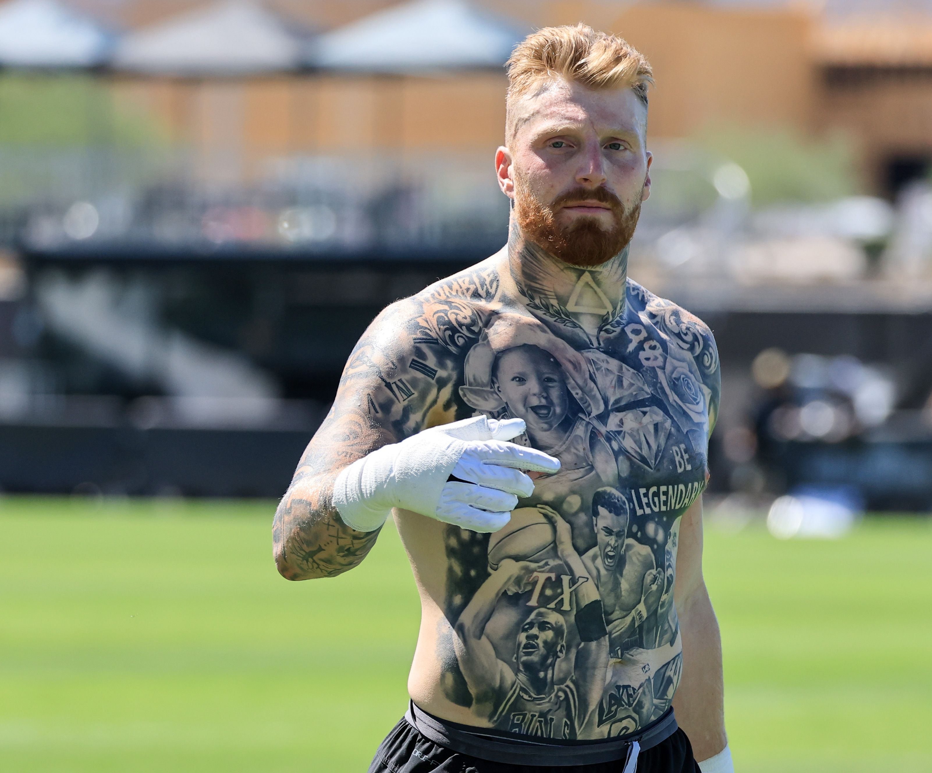 henderson, nevada july 24: maxx crosby #98 of the las vegas raiders walks on a field after practice during the teams training camp at the las vegas raiders headquarters/intermountain health performance center on july 24, 2025 in henderson, nevada. (photo by ethan miller/getty images)