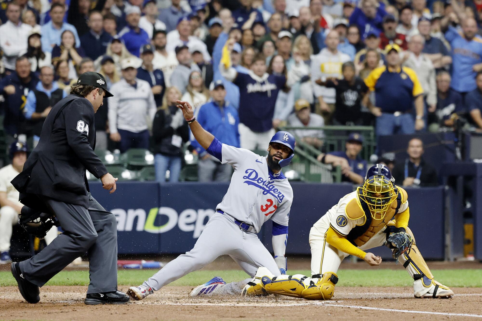 Dodgers baserunner Teoscar Hernández is forced out at home by Brewers catcher William Contreras.